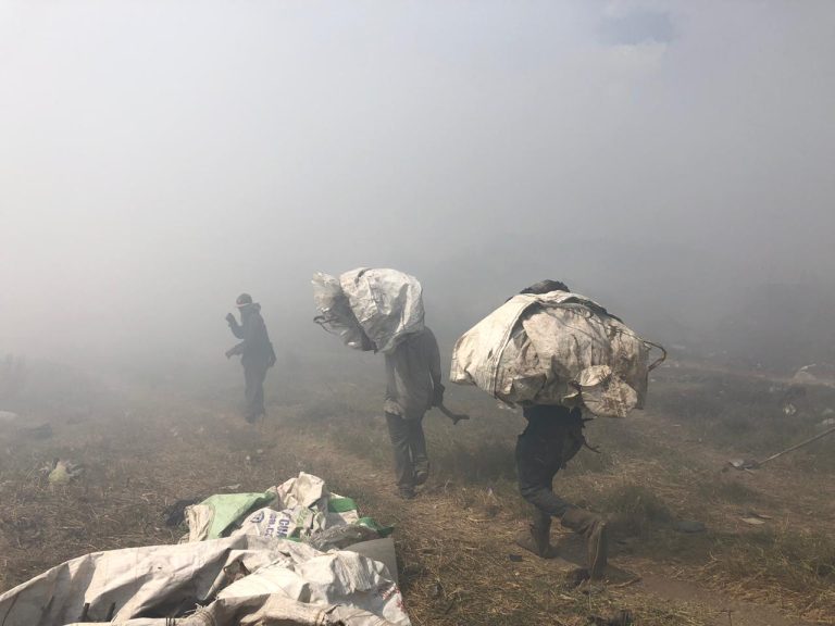 Incendio Amsa | “Por necesidad estamos aquí”: recolectores siguen trabajando&hellip;