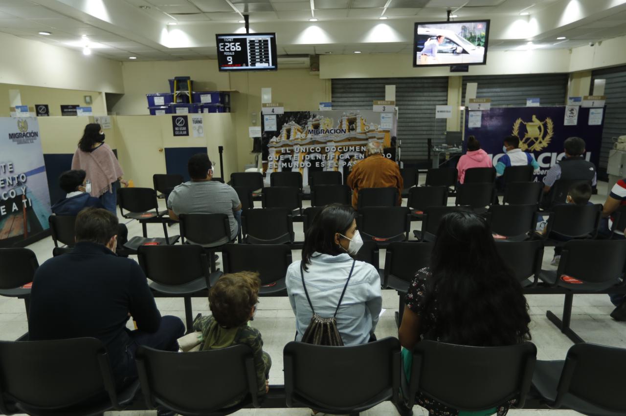 Disposiciones por covid-19 dificultan la emisión de una mayor cantidad de pasaportes, dice Migración