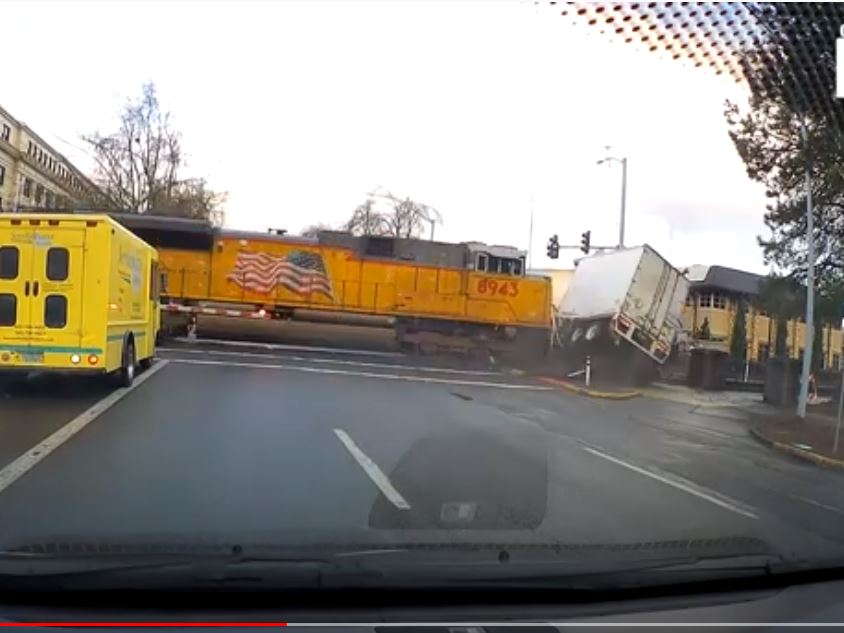 Video: conductor capta el momento en que un tren embiste a un tráiler en Estados Unidos