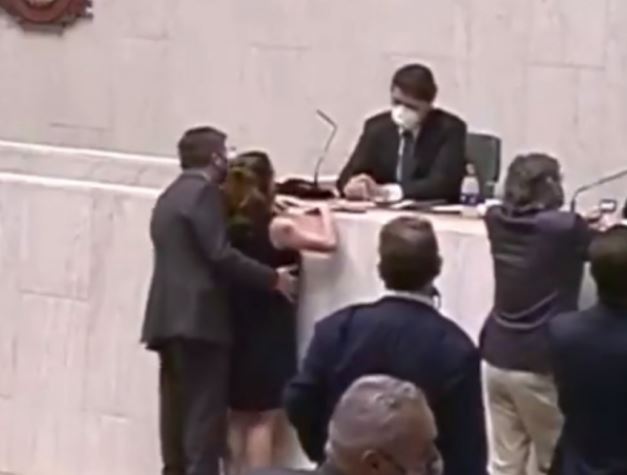 Indignante: diputado brasileño manosea a colega y niega que sea acoso