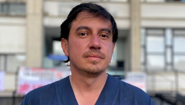 Colombia: el médico que entró en huelga de hambre porque no logra hacer un trámite (y qué dice eso de la burocracia en ese país)