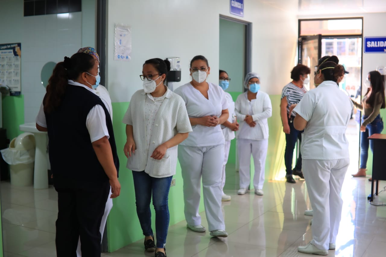 Efectúan ensayo de vacunación contra el coronavirus en el Hospital Roosevelt, pero aún se espera el medicamento