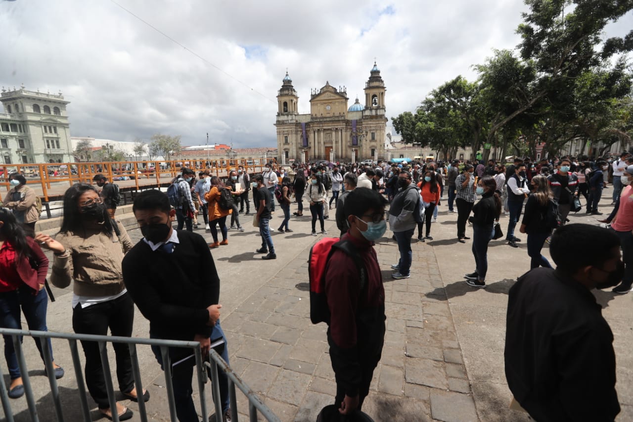 Decenas de guatemaltecos buscan empleo, pero algunos requisitos para obtenerlo truncan sus sueños