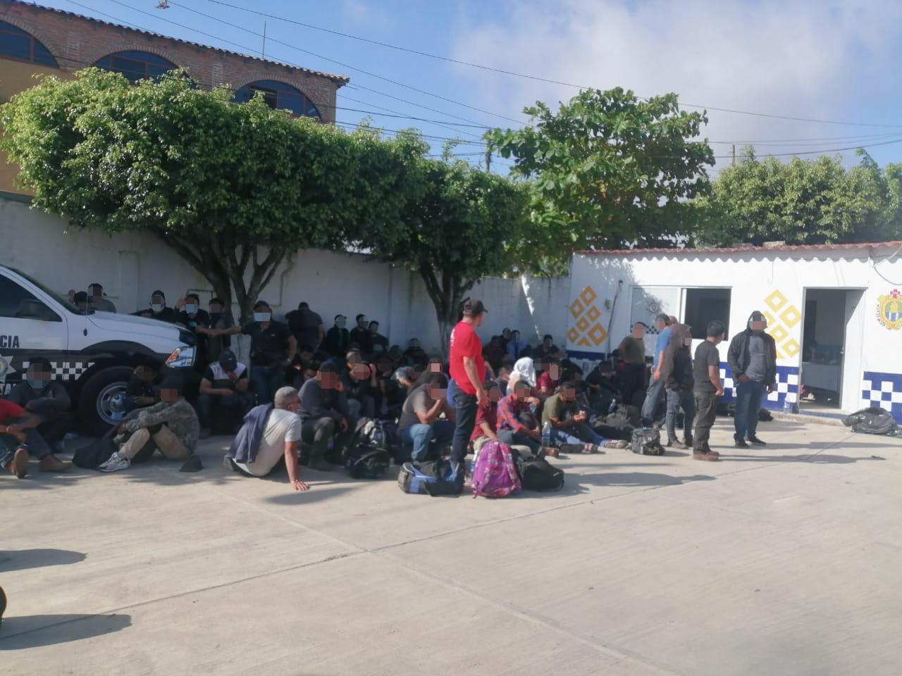México rescata a 191 migrantes guatemaltecos que fueron abandonados en un tráiler