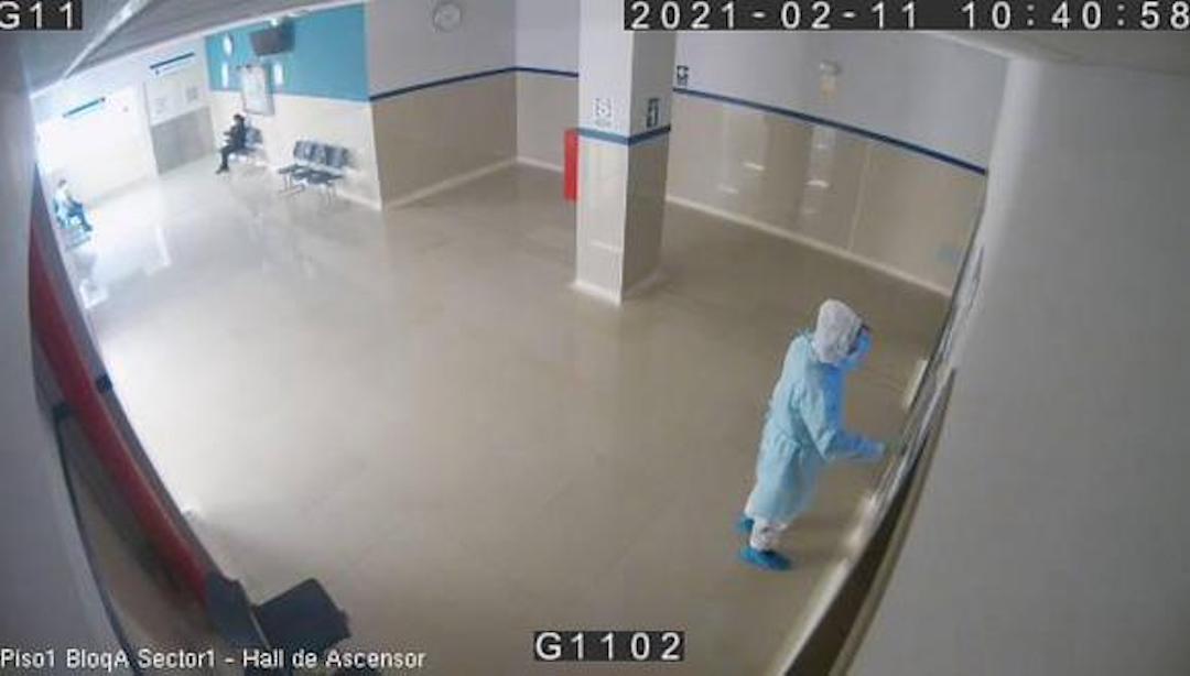 Policía se viste de médico para comprobar si su padre había fallecido por covid-19