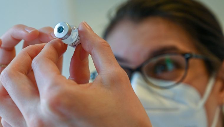 Según estudio, la vacuna de Pfizer puede neutralizar tres variantes de coronavirus