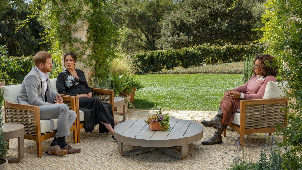 Entrevista de Meghan y Harry con Oprah: aclaran que quienes hicieron los comentarios sobre el color de la piel no fueron “ni la reina ni el duque”