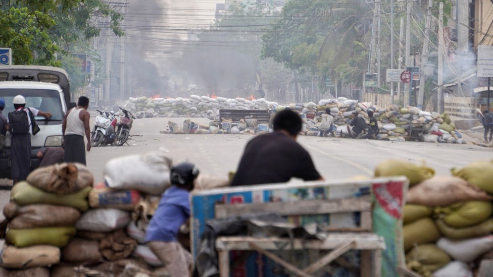 Golpe de Estado en Myanmar: una niña de 7 años muere por disparos de la policía durante una redada