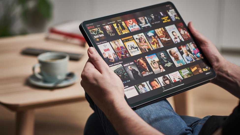 Qué es la fatiga de decisión, el gran reto de las plataformas de “streaming” para no perder consumidores
