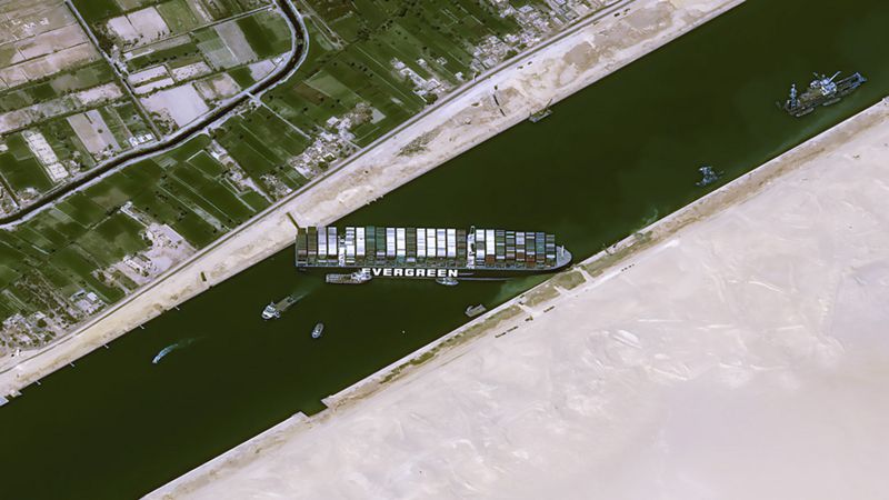 Así son los trabajos para reflotar el Ever Given, el gigantesco buque de carga encallado en el Canal de Suez
