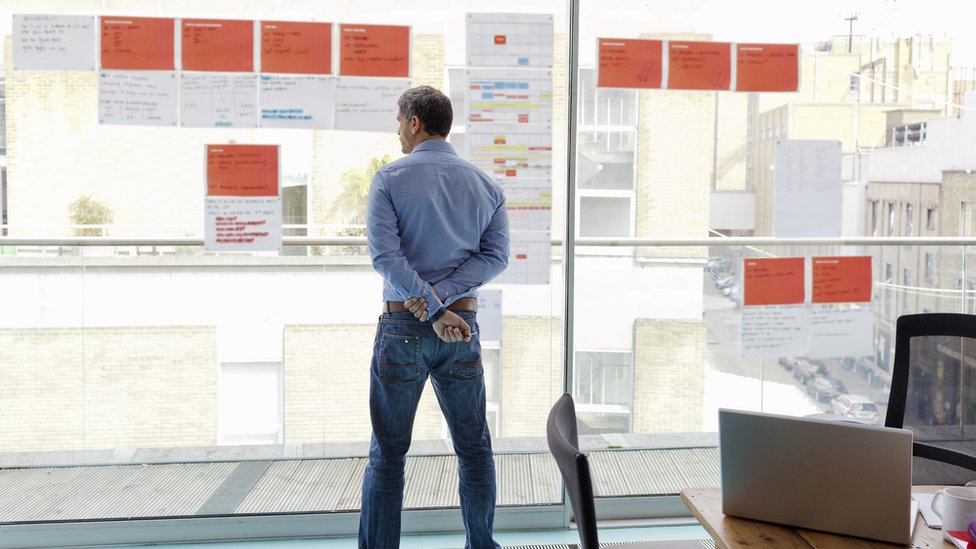 4 estrategias para hacer más cosas en el trabajo en menos tiempo