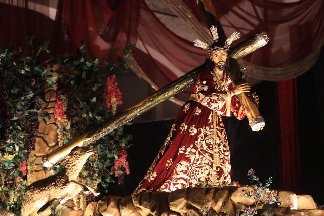 Fotos: Velación de Jesús de las Tres Potencias de la Parroquia