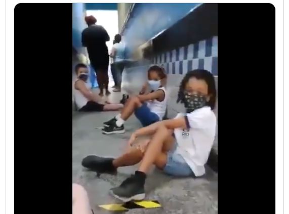 Niños respetan el distanciamiento social en medio de una balacera en Brasil