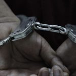 Un agente de la PNC recibe un martillazo en la cabeza al evitar que hombre agreda a su pareja en un incidente de violencia intrafamiliar