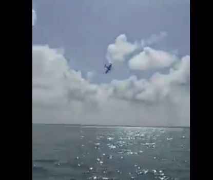 Video: captan el momento en que una avioneta se desploma en plena zona turística de Cancún