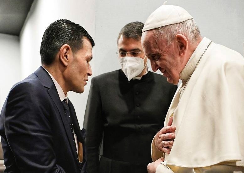 El papa encuentra al padre del niño sirio ahogado en el Mar Egeo, símbolo del drama de los refugiados