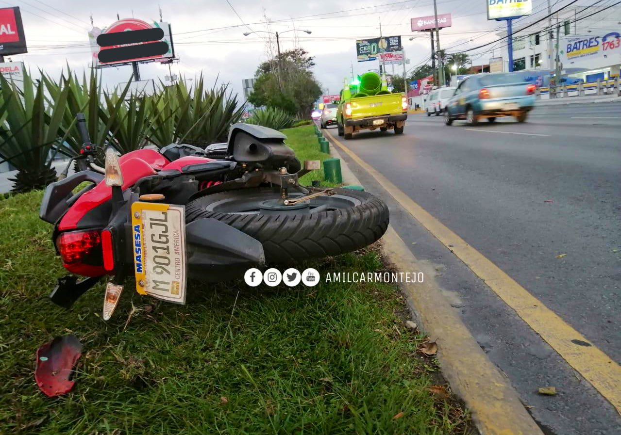 Accidentes de tránsito dejan postes derribados, autos empotrados y un motorista muerto