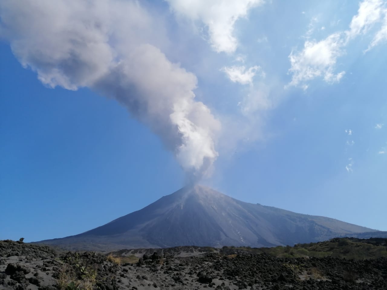 Volcán de Pacaya sigue en actividad eruptiva y dispersa ceniza a más de 60 kilómetros