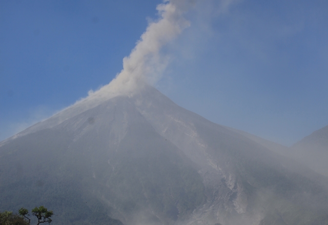 Más de 40 comunidades en riesgo por actividad del volcán de Pacaya y el de Fuego