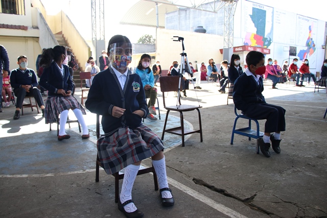 Estudiantes regresarán a clases virtuales.