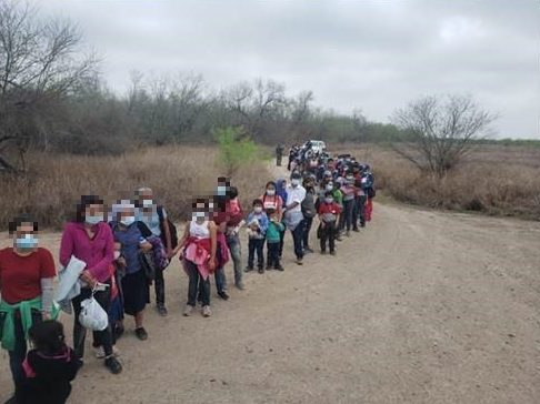 Casa Blanca admite malas condiciones del centro donde niños migrantes se turnan para dormir en el suelo