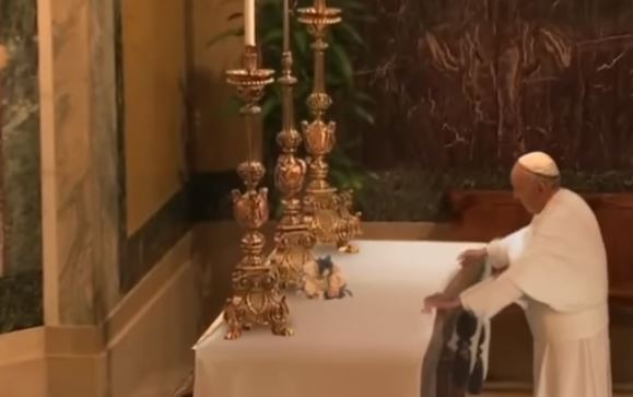 El video del papa Francisco haciendo un truco con un mantel en una ceremonia es un montaje