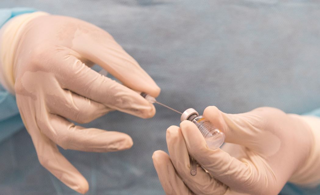 Registro de personal sanitario para la vacuna crea pugna entre Salud y Colegio de Médicos