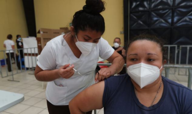 Ministra de Salud anuncia cuándo comenzará la segunda fase de vacunación y así avanza inmunización de personal de primera línea