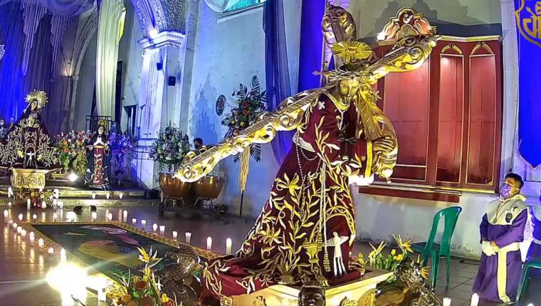 Cuarto domingo de Cuaresma en Guatemala se conmemora con velaciones de imágenes, rezos y procesiones dentro de iglesias