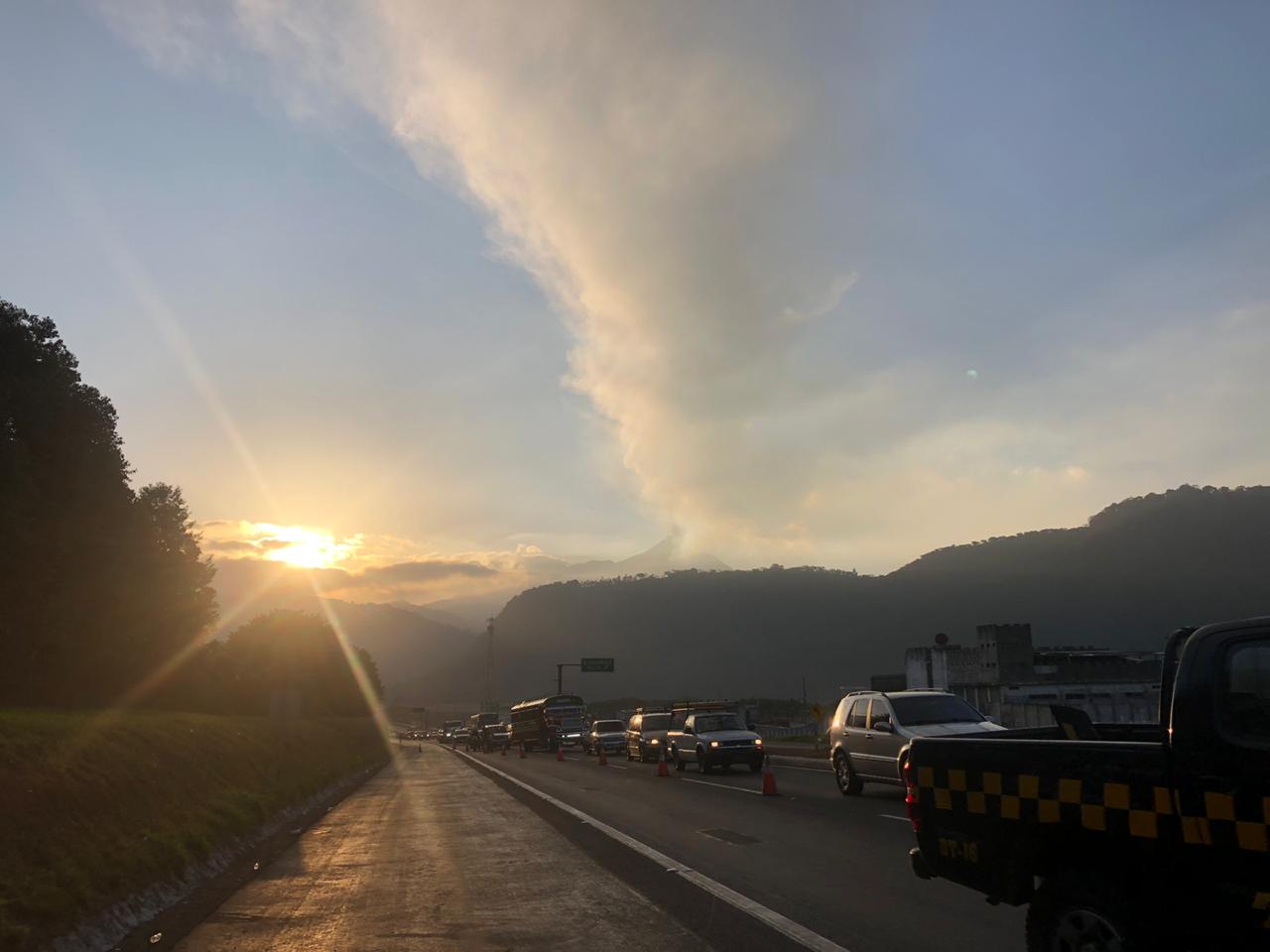 Conred mantiene vigilancia de flujos de lava del Volcán de Pacaya vía terrestre y aérea