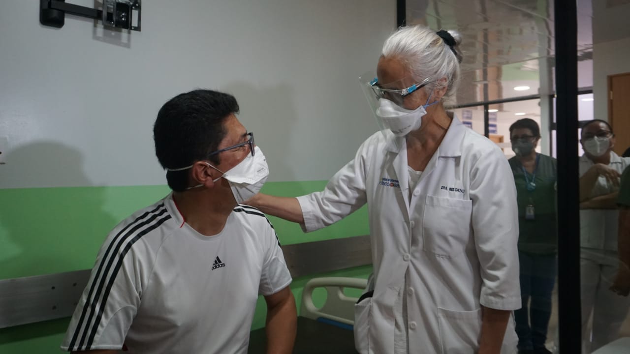 Concluye vacunación en el Hospital Roosevelt y se convierte en el primero en inmunizar a todo su personal
