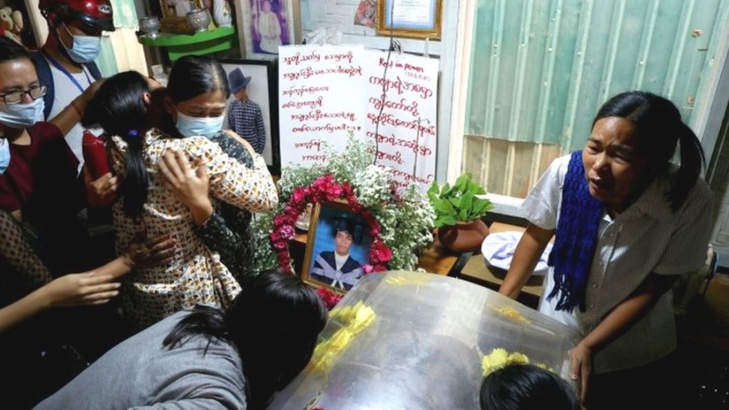 Golpe en Myanmar: los generales celebran una fiesta en medio de la indignación mundial por la muerte de al menos 100 personas durante las protestas