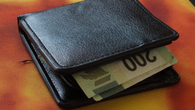 Hombre halló una billetera y la devolvió hasta con los centavos a su dueño
