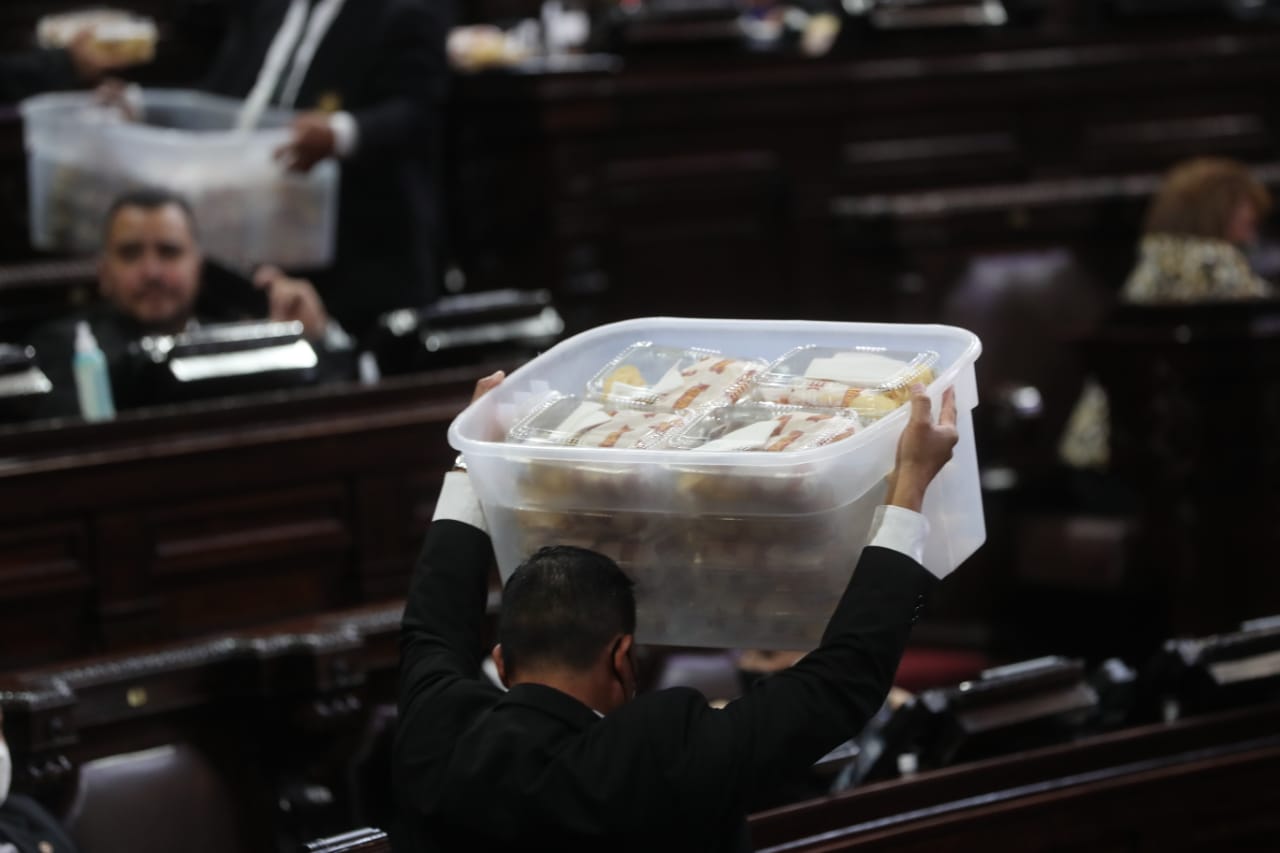 Fotos: Entre refacción y juegos en el celular diputados esperaron el momento de votar por Dina Ochoa