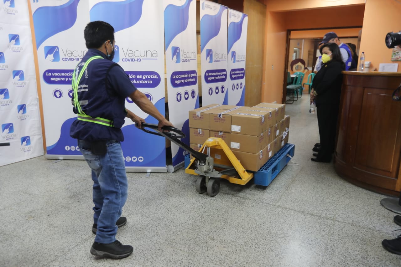 Fotos: Así fue la llegada a Guatemala de las primeras vacunas gestionadas por Covax