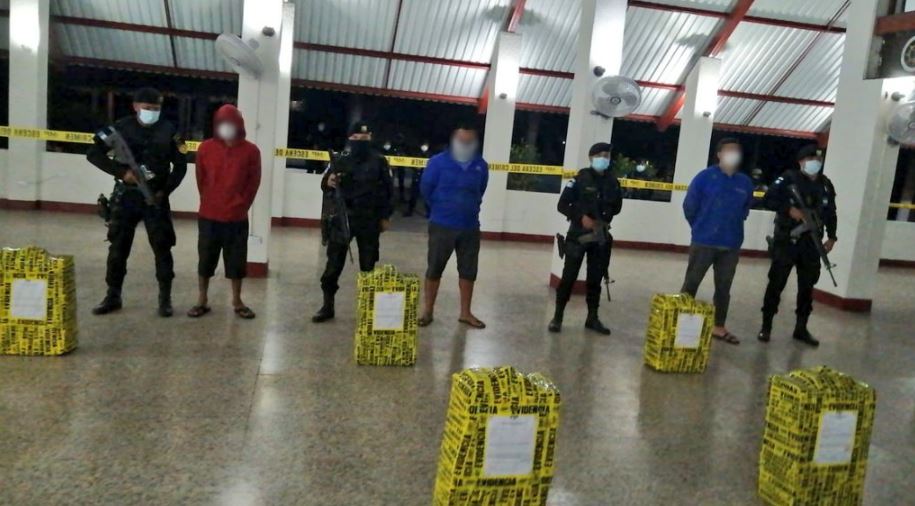 Tres lancheros fueron detenidos por transportar 394 paquetes de cocaína en aguas del Pacífico, en Escuintla