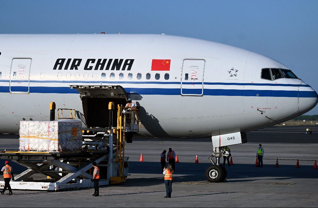 Así fue como recibió El Salvador un millón de vacunas anticovid de la China Sinovac