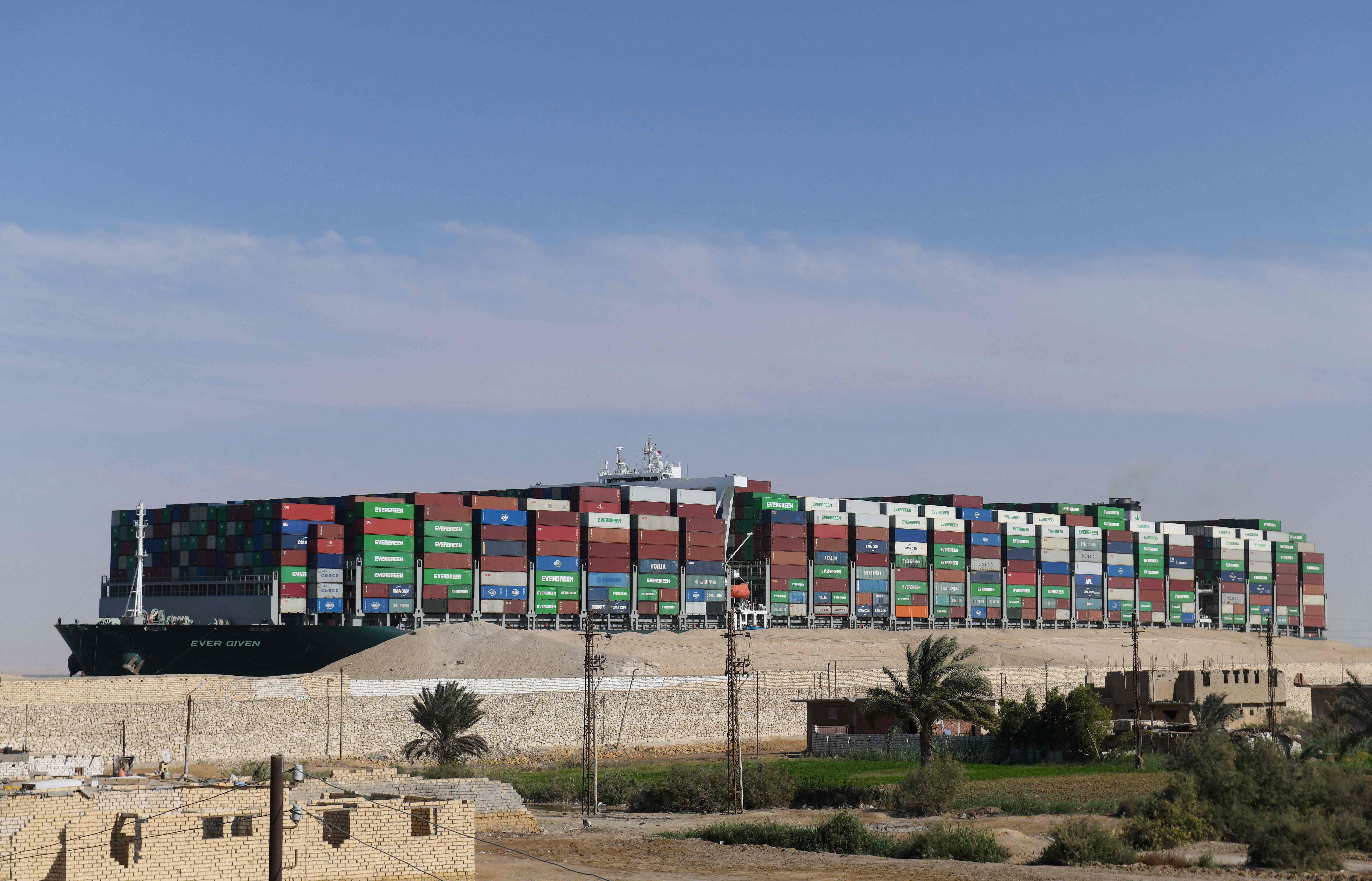 Así estaría el barco del canal de Suez si hubiera encallado en el estadio Doroteo Guamuch Flores