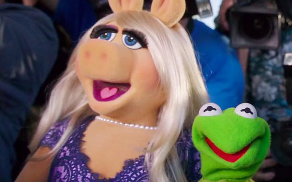Piden cancelar a Miss Piggy de “Los Muppets” por violentar a la Rana Kermit