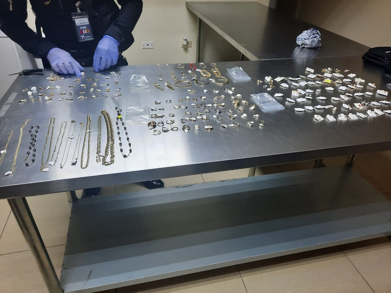 Capturan a hombre que no declaró joyas valoradas en más de US$6 mil