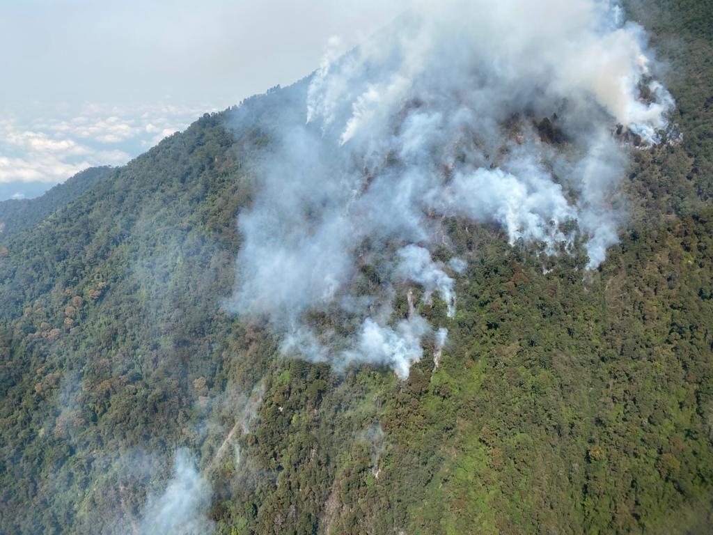 Alerta en Sololá por incendio forestal en el volcán Atitlán que amenaza refugios del quetzal