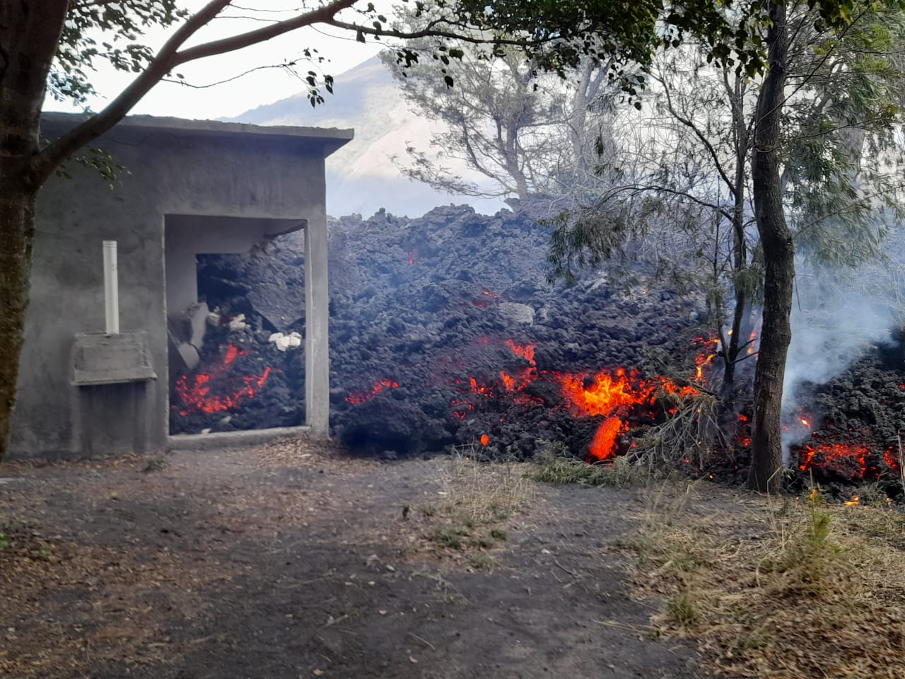 Imágenes muestran el preocupante avance del flujo de lava del Volcán de Pacaya hacia aldea cercana