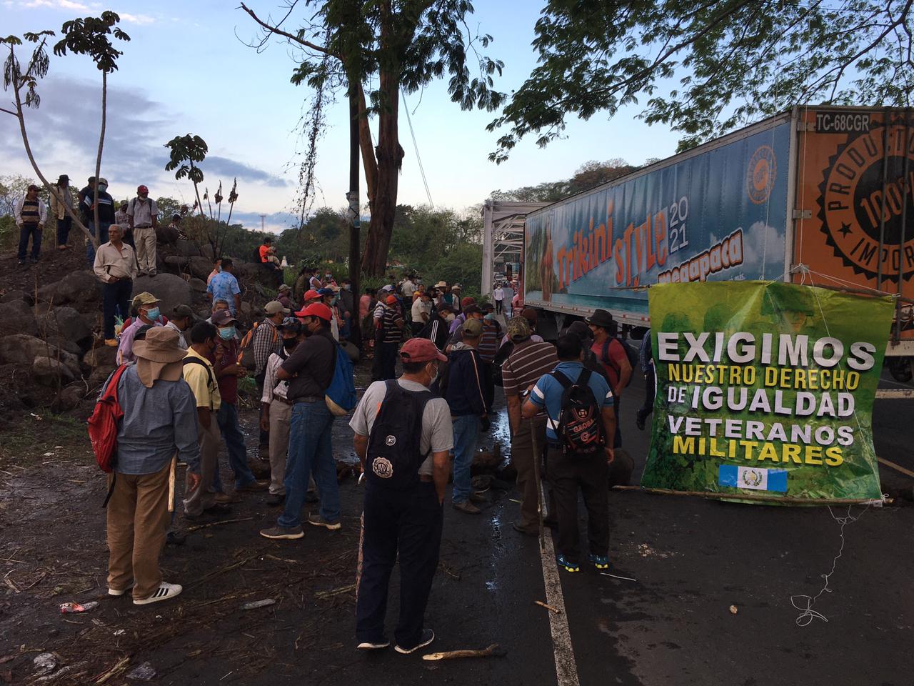 Militares retirados bloquean carreteras para pedir pago de resarcimiento