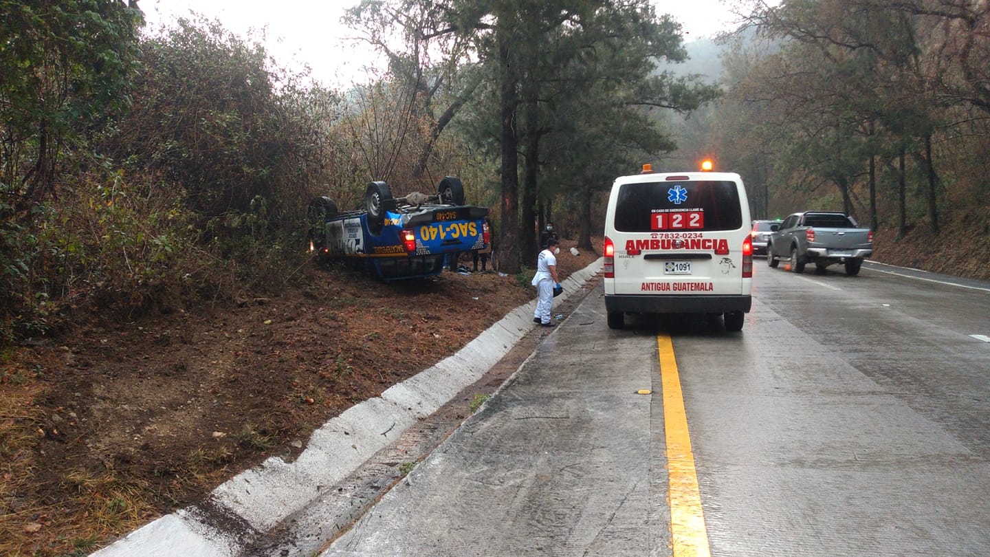Policías quedan heridos al volcar autopatrulla en ruta a Antigua Guatemala