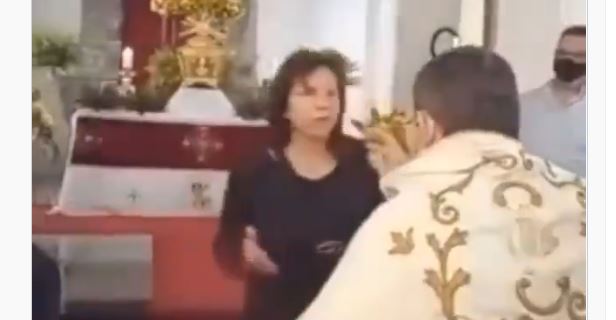 Video: mujer golpea a sacerdote en plena misa de Semana Santa en Venezuela