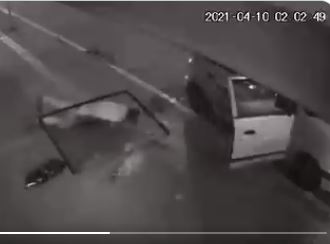 En video: ladrón cae desde un segundo piso en pleno saqueo de una vivienda en Colombia