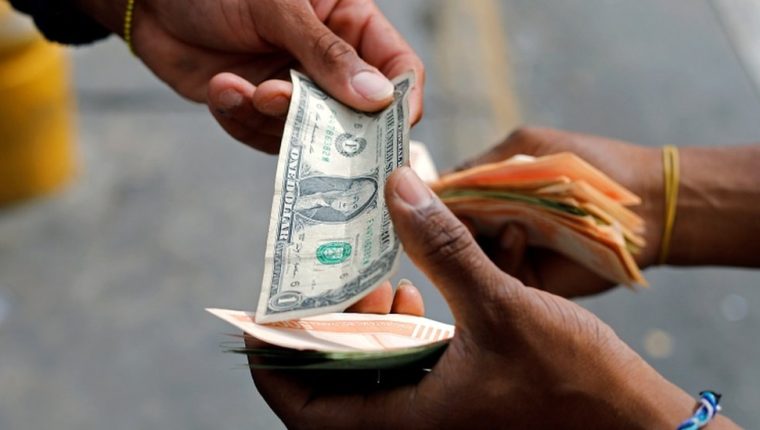 Crisis en Venezuela | “Me dan un billete de US$20 por 18 billetes de US$1”: los problemas de encontrar cambio en dólares