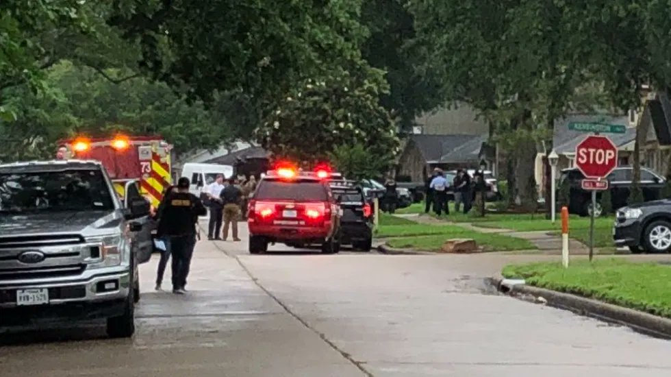 Hallan a 90 migrantes hacinados y con síntomas de coronavirus en una casa de Texas