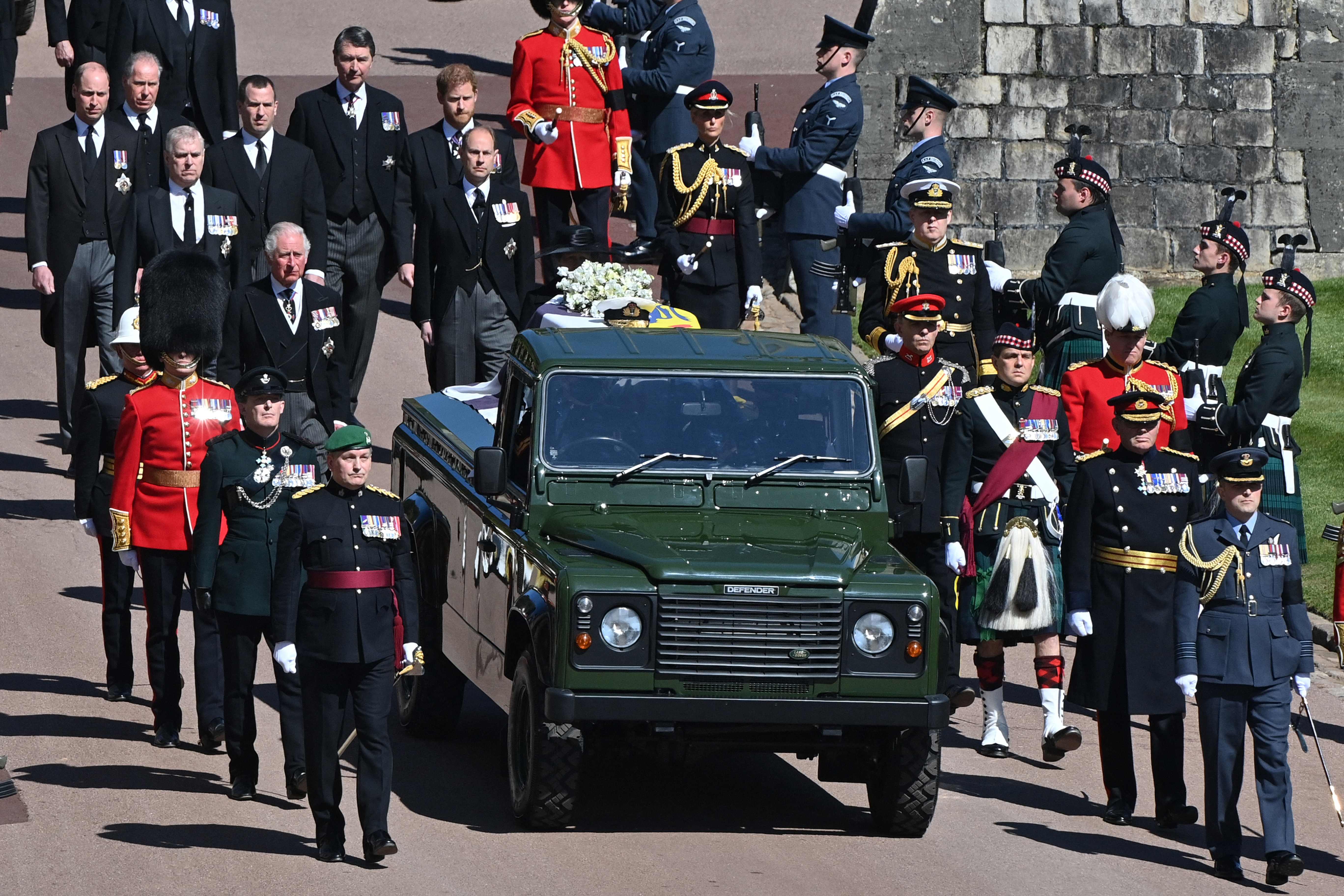 Vea la soledad de la reina Isabel durante el funeral del príncipe Felipe