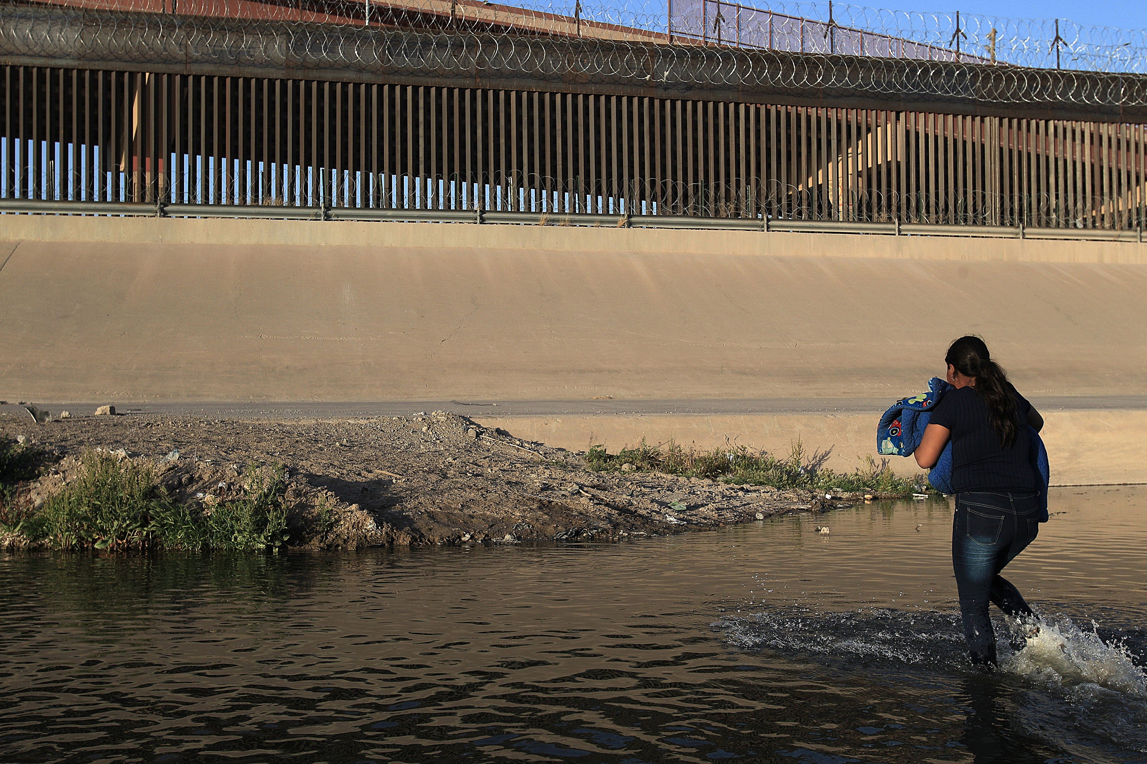 Menores migrantes viajan a Estados Unidos.